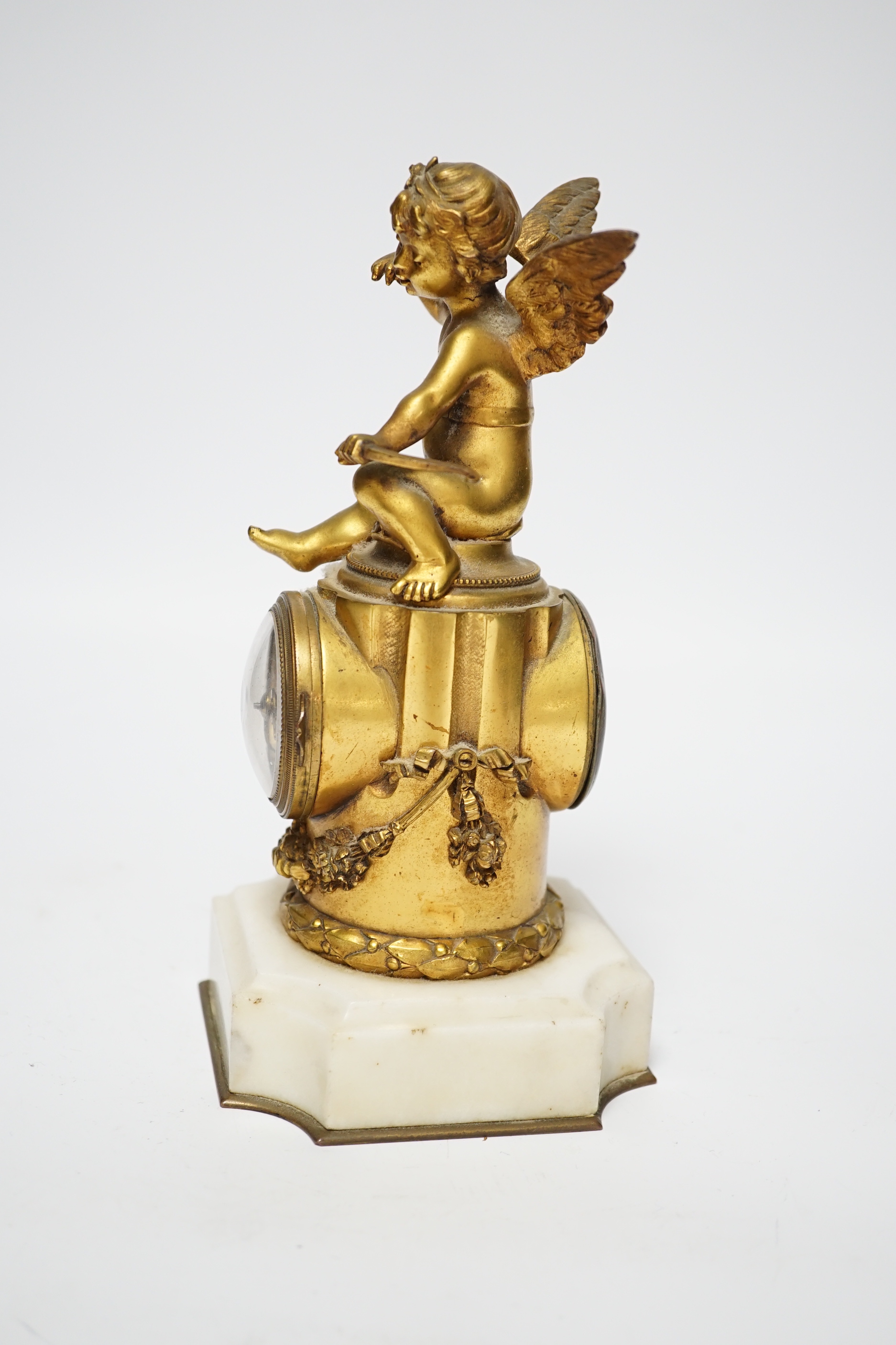 An early 20th century French ormolu and marble putto mantel timepiece, 21cm